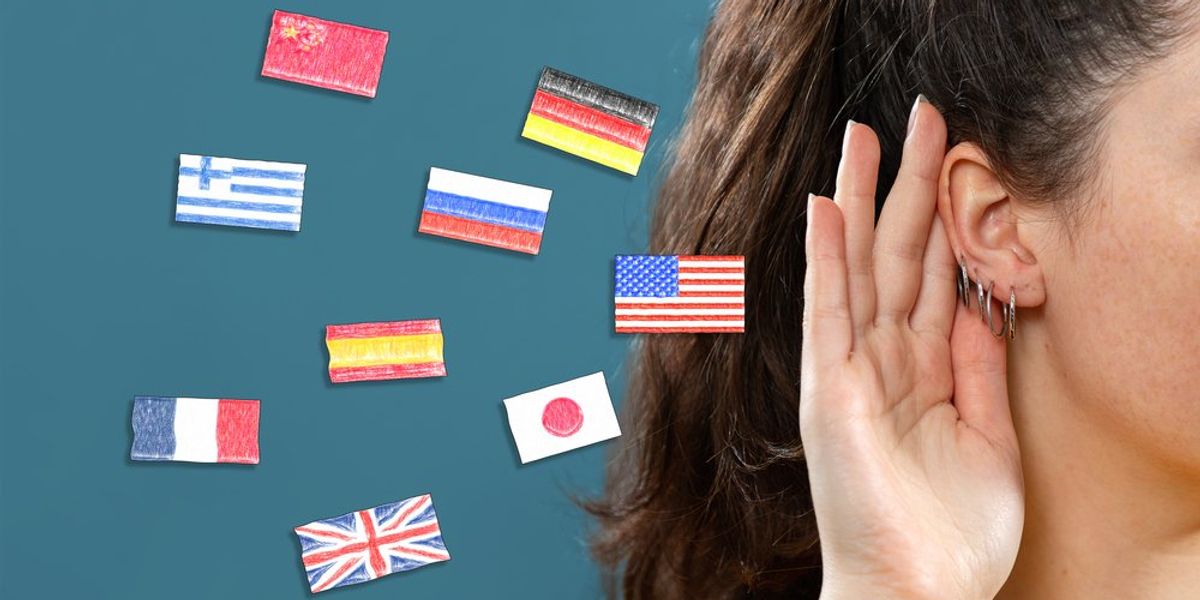 Különböző országok zászlói, mellette a füléhez kezét tevő nő - akcentusok