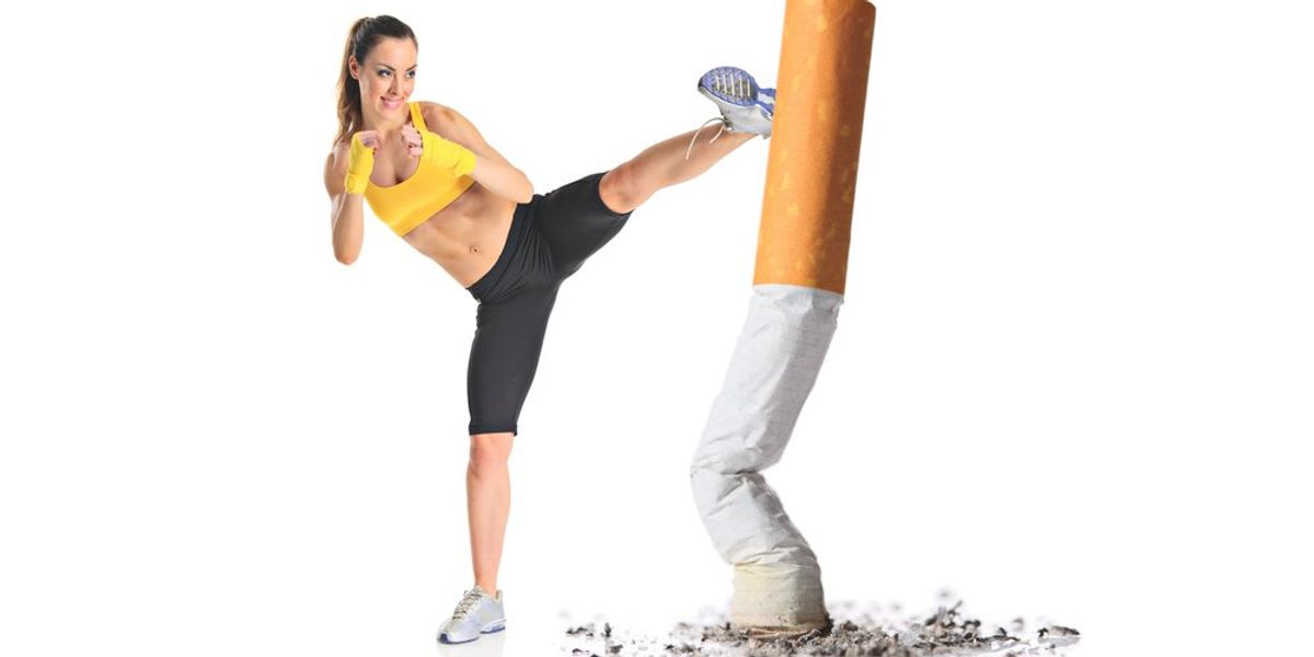 Cigarettába belerúgó, sportos nő - dohányzásról való leszokás