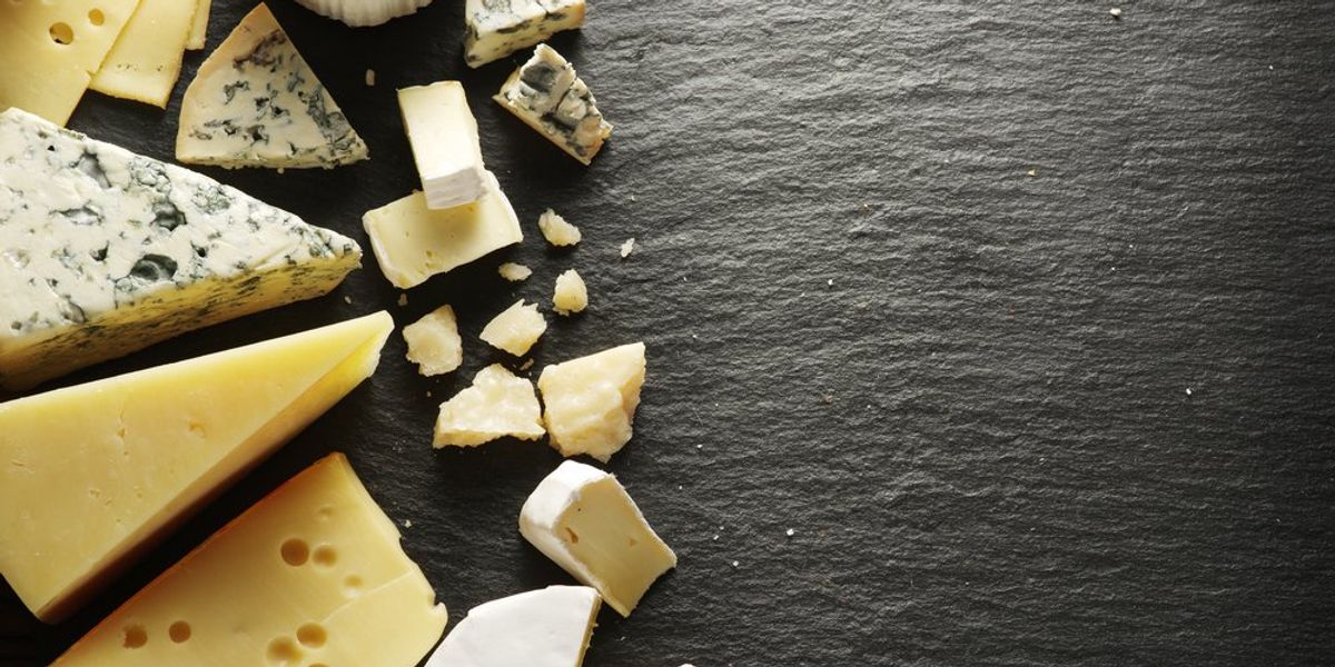 Különböző típusú sajtok a fekete táblán