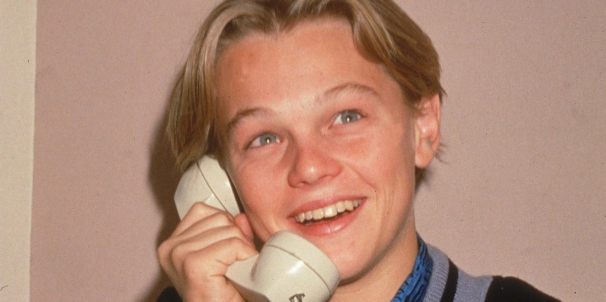 Leonardo DiCaprio gyerekként a telefonon beszél
