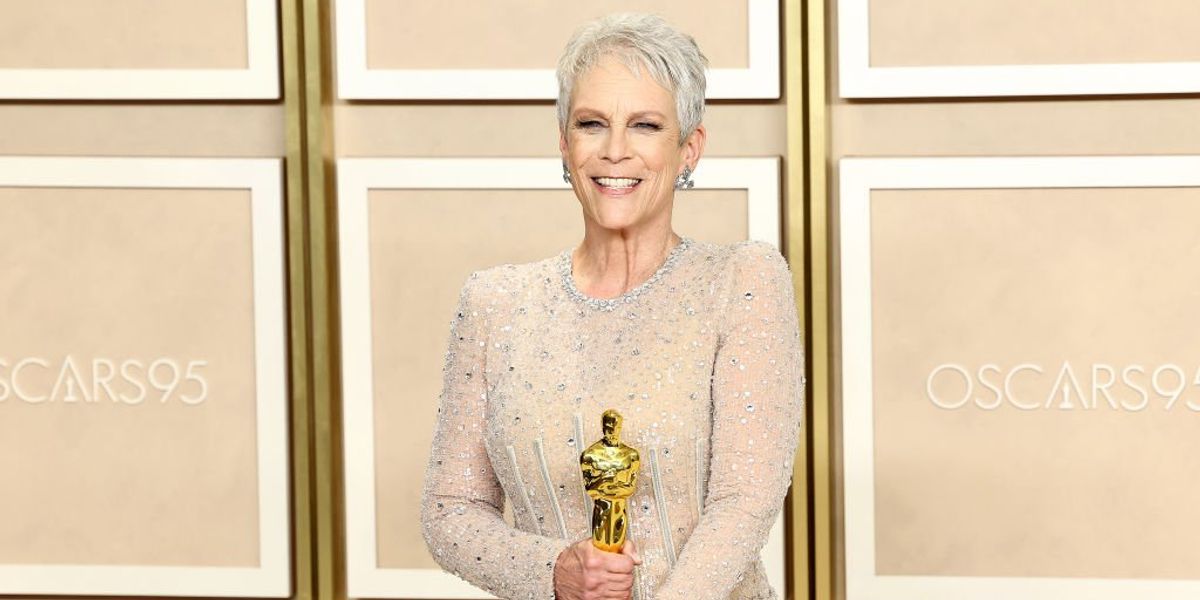 Jamie Lee Curtis, a Legjobb női mellékszereplőnek járó Oscar-díjjal a kezében a Minden, mindenhol, mindenkor című filmben nyújtott alakításáért, a 95. éves Oscar-díjátadón 2023. március 12-én Hollywoodban