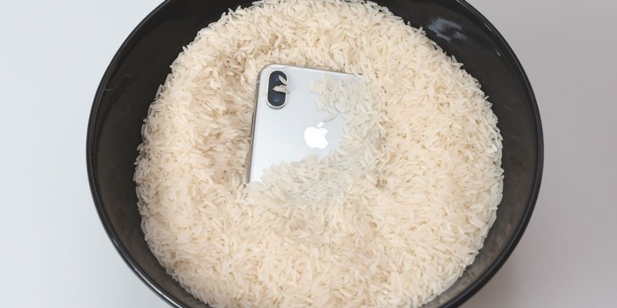 iPhone telefon egy tál rizsben