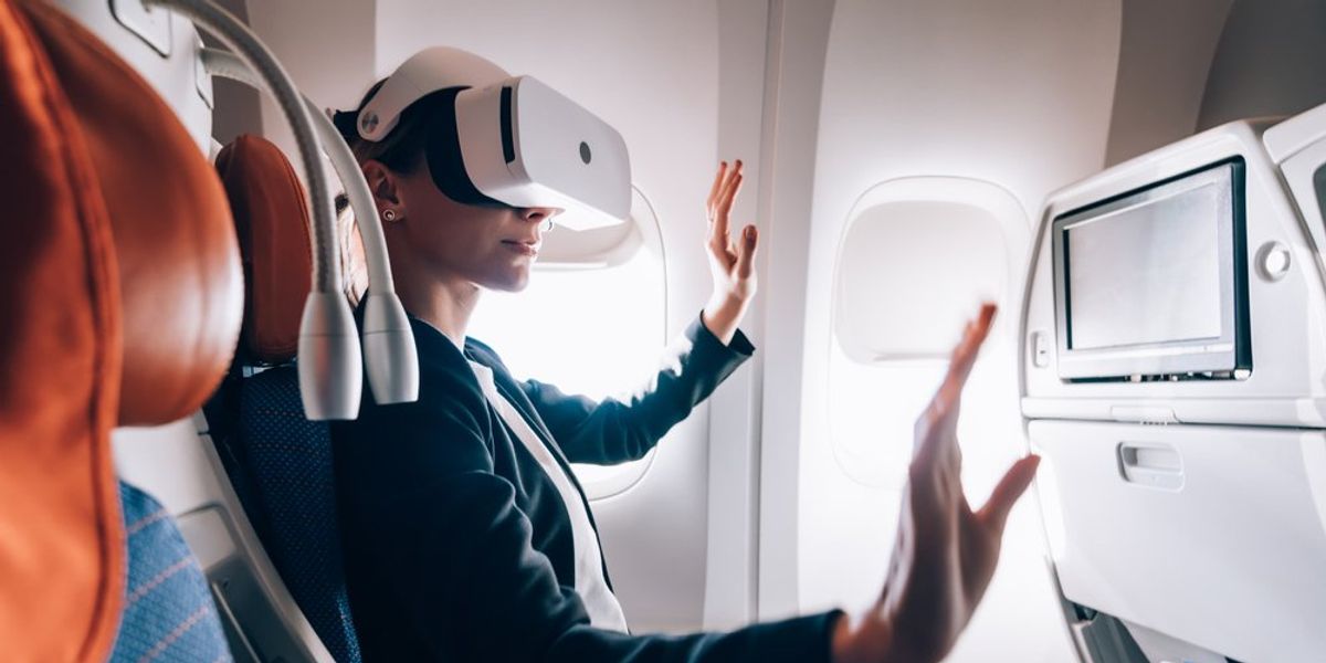 VR-szemüveget viselő nő a repülőgépen