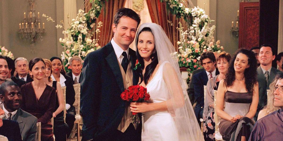 Matthew Perry és Courteney Cox a Jóbarátok című sorozatban