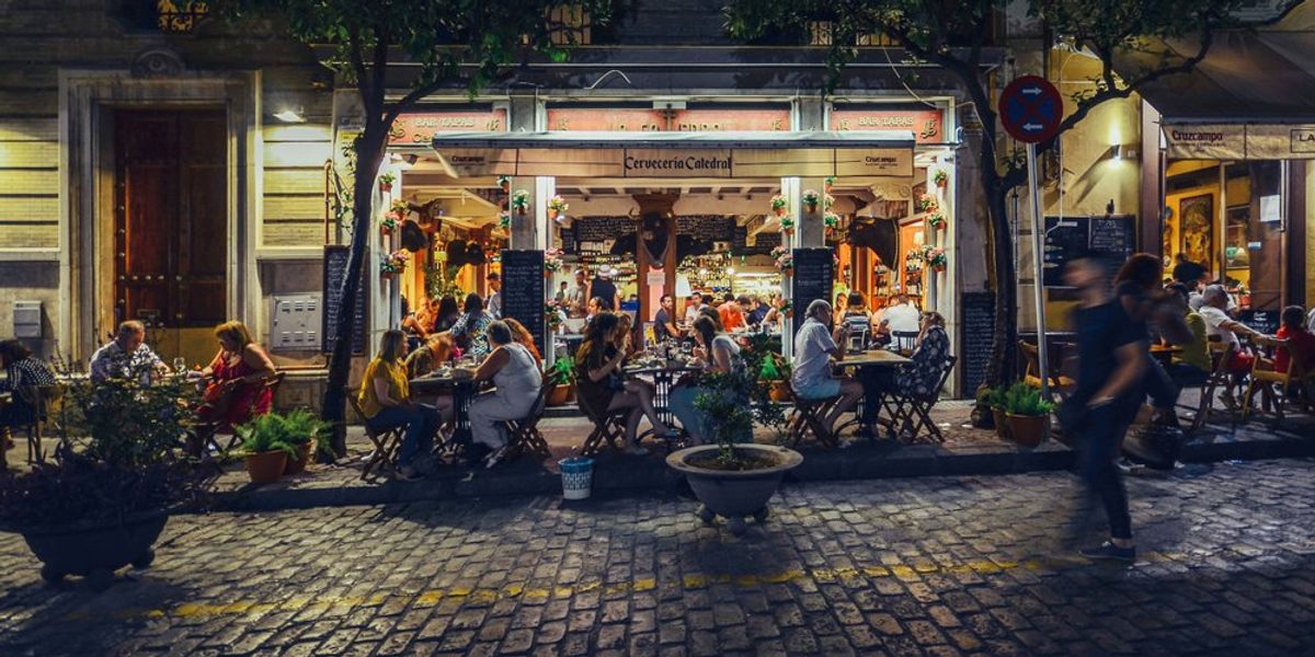 A Calle Mateos Gago utcában található forgalmas bár és étterem a spanyolországi Sevilla történelmi központjában