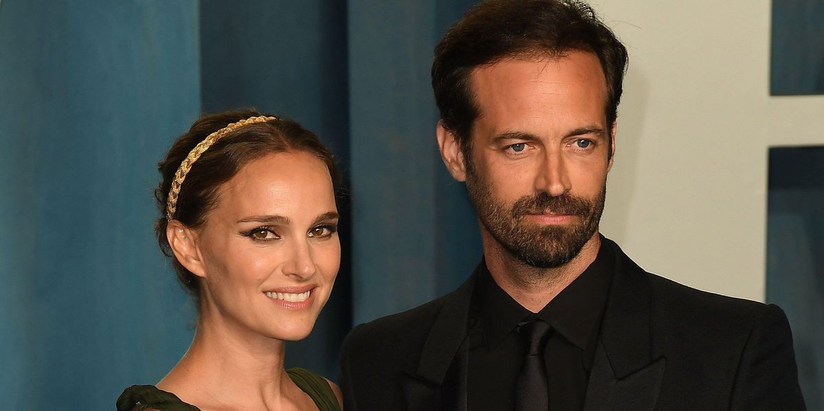 Natalie Portman és Benjamin Millepied a 2022-es Vanity Fair Oscar-bulin a kaliforniai Beverly Hillsben 2022. március 27-én