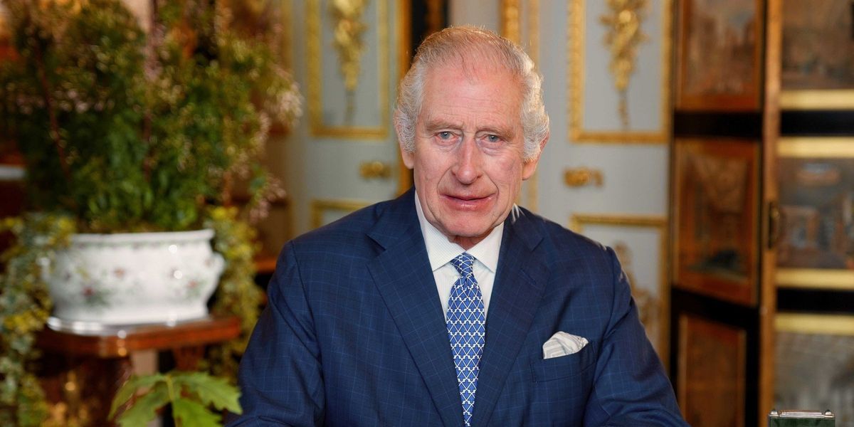III. Károly király a windsori kastély fehér szalonjában 2024 februárjában