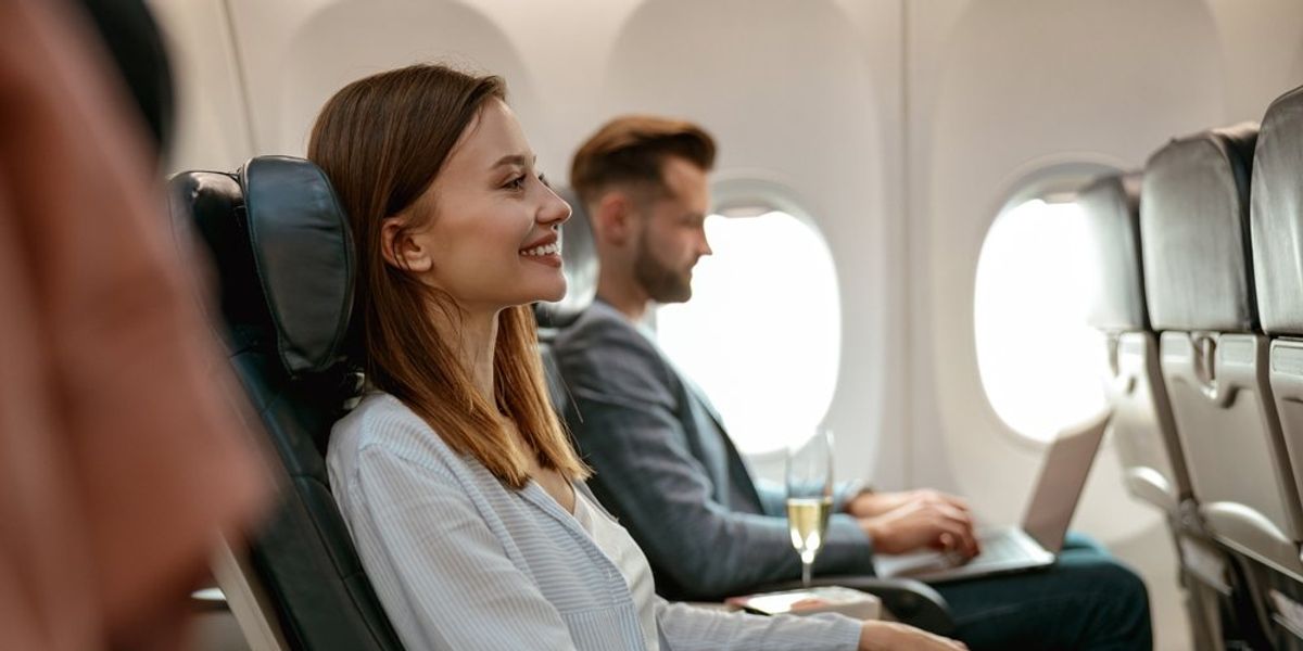 Repülőgépen utazó nő