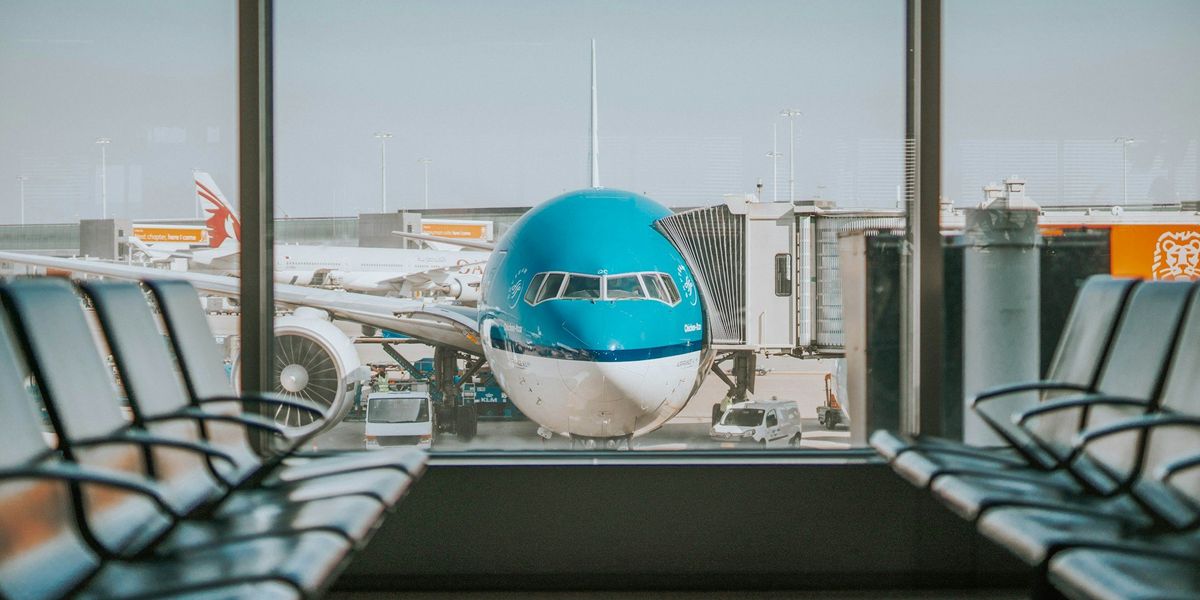 Raptéri belső, ablak előtt repülőgép
