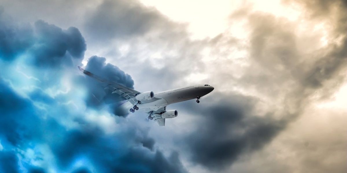 Utasszállító repülőgép viharban az égen