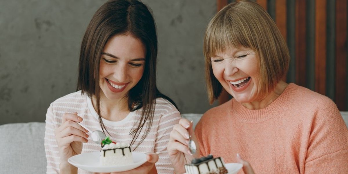egy anya és lánya sütit esznek nevetve
