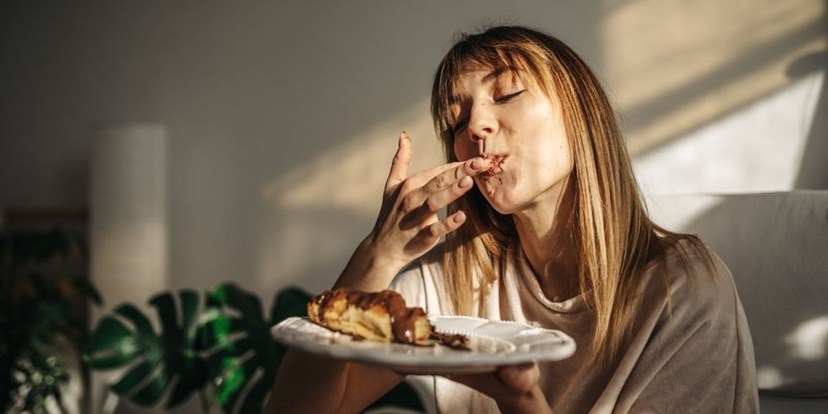 Csokoládés croissant-t evő nő