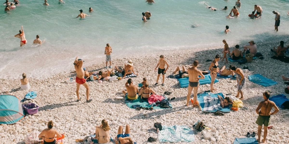 Strandolók a horvát tengerparton