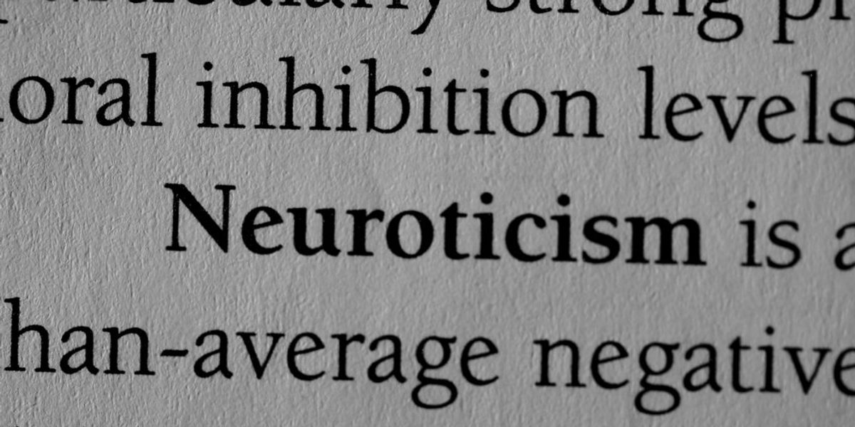Neuroticizmus szó angolul, egy nyomtatott szövegben