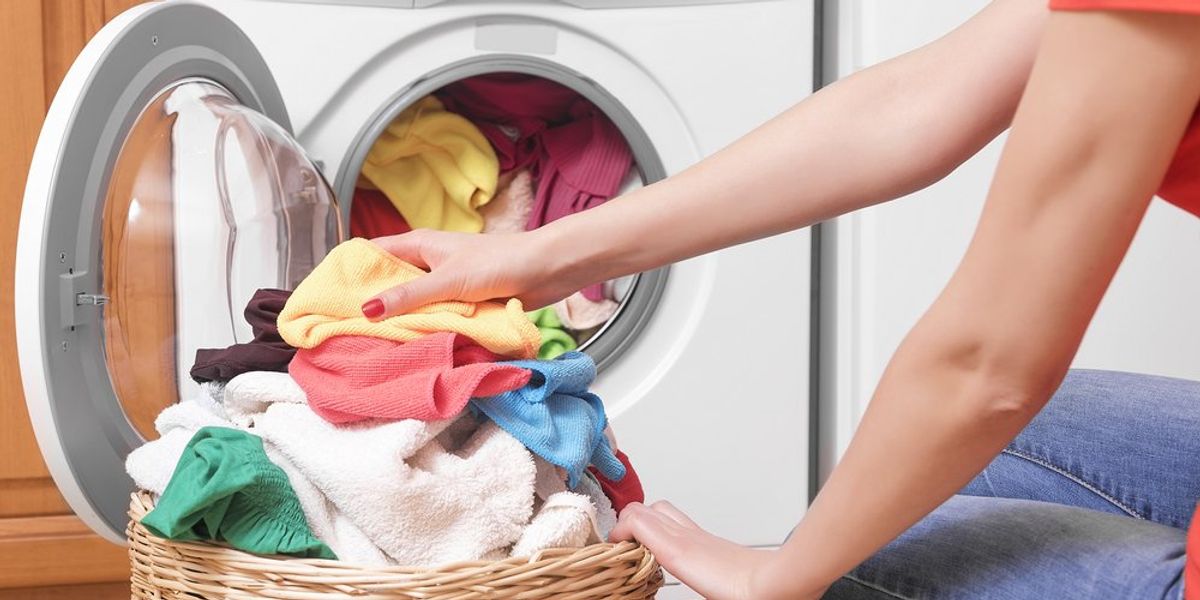 ruhák bepakolása a mosógépbe