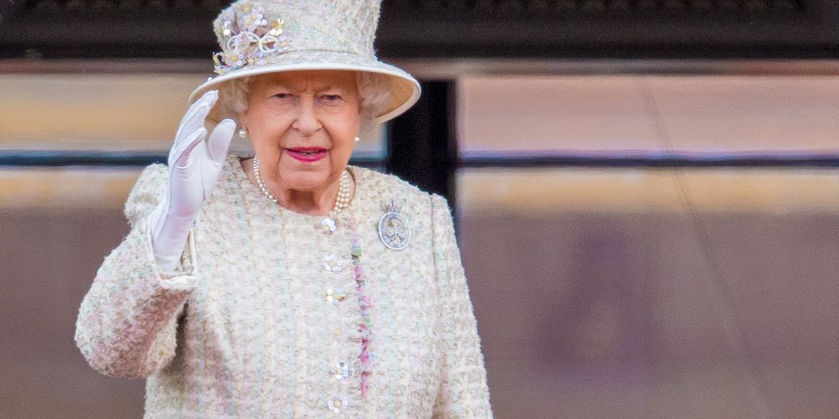 Leleplezték az első II. Erzsébet királynő emlékszobrot in hungarian