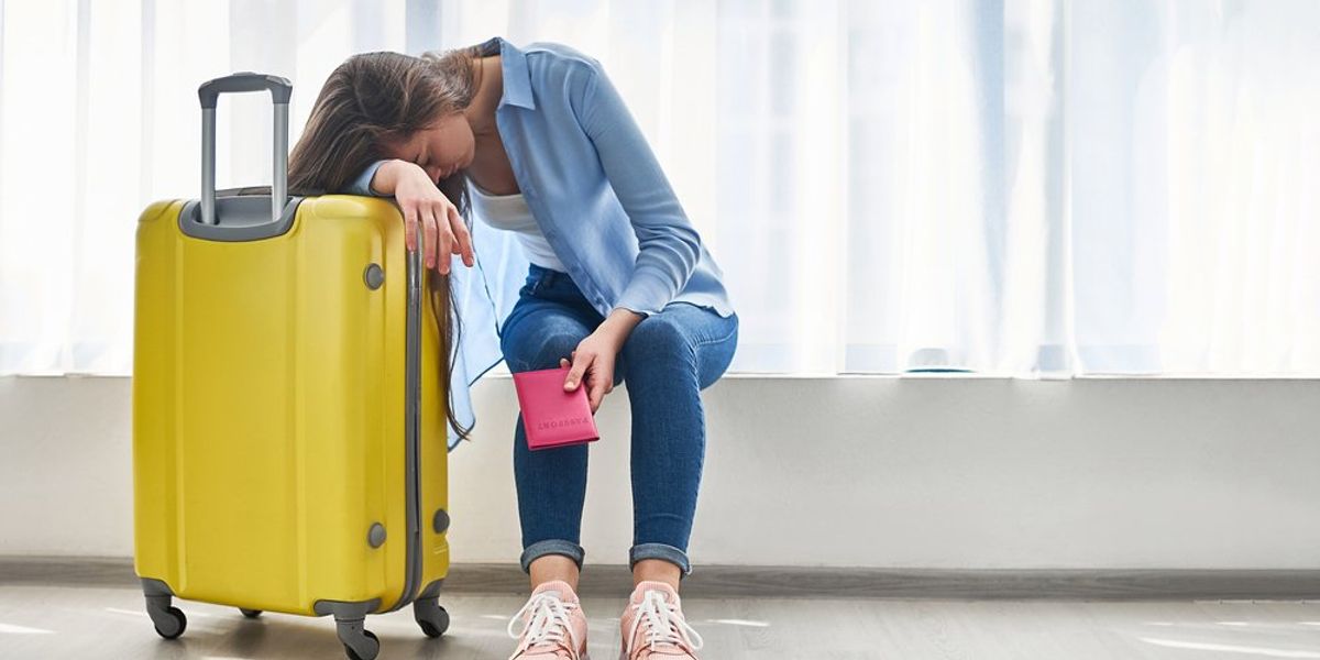 Fáradt nő a bőröndjével