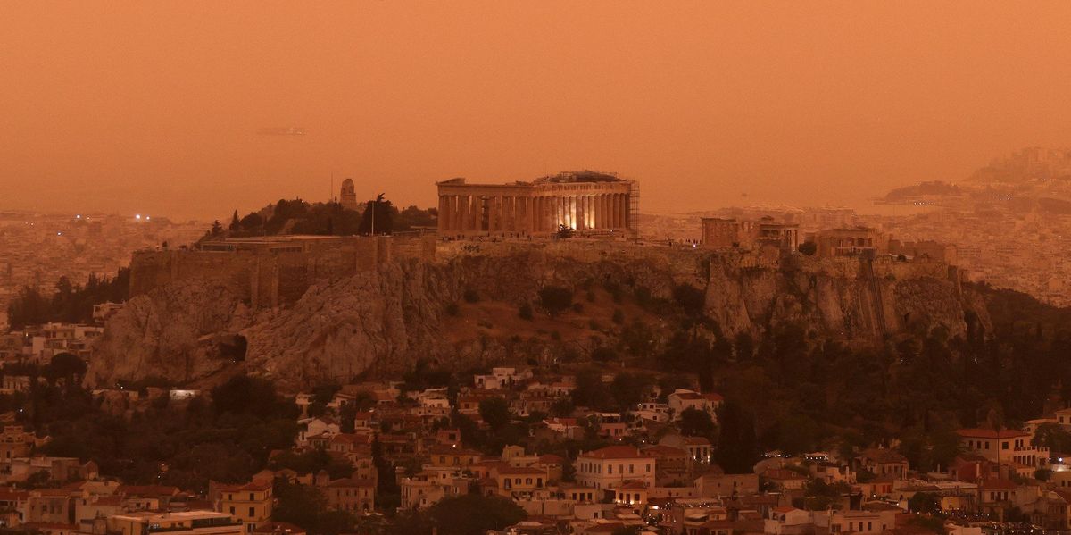A Szahara sivatagból származó por narancssárga ködbe borítja a várost Athénban, Görögországban 2024. április 23-án
