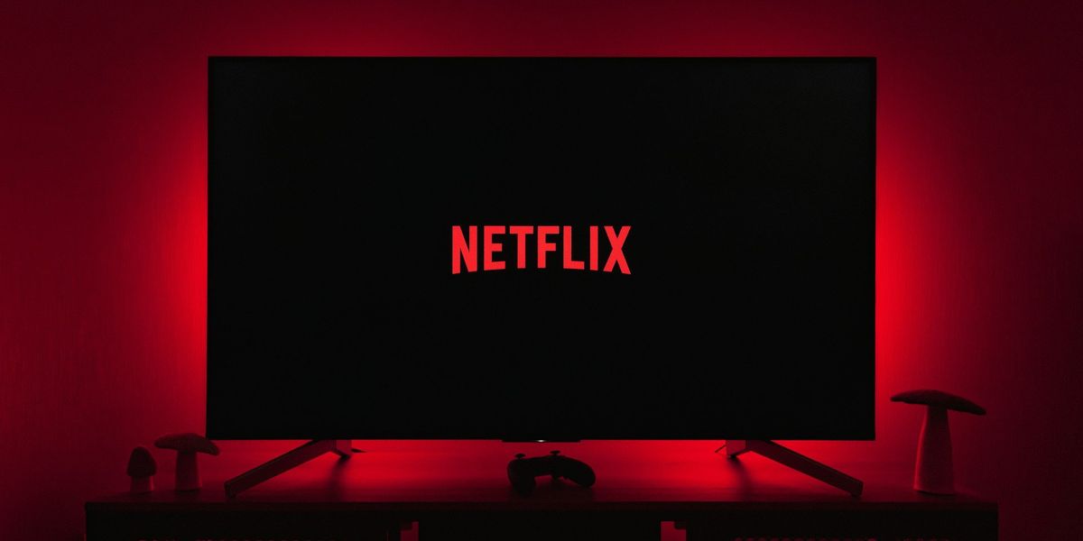 Netflix logója egy tévé képernyőjén