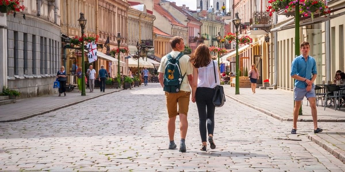 Litvánában sétálgató fiatal pár