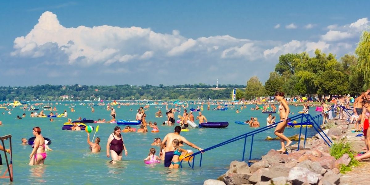 Hatalmas tömeg a siófoki Aranyparton a Balatonon