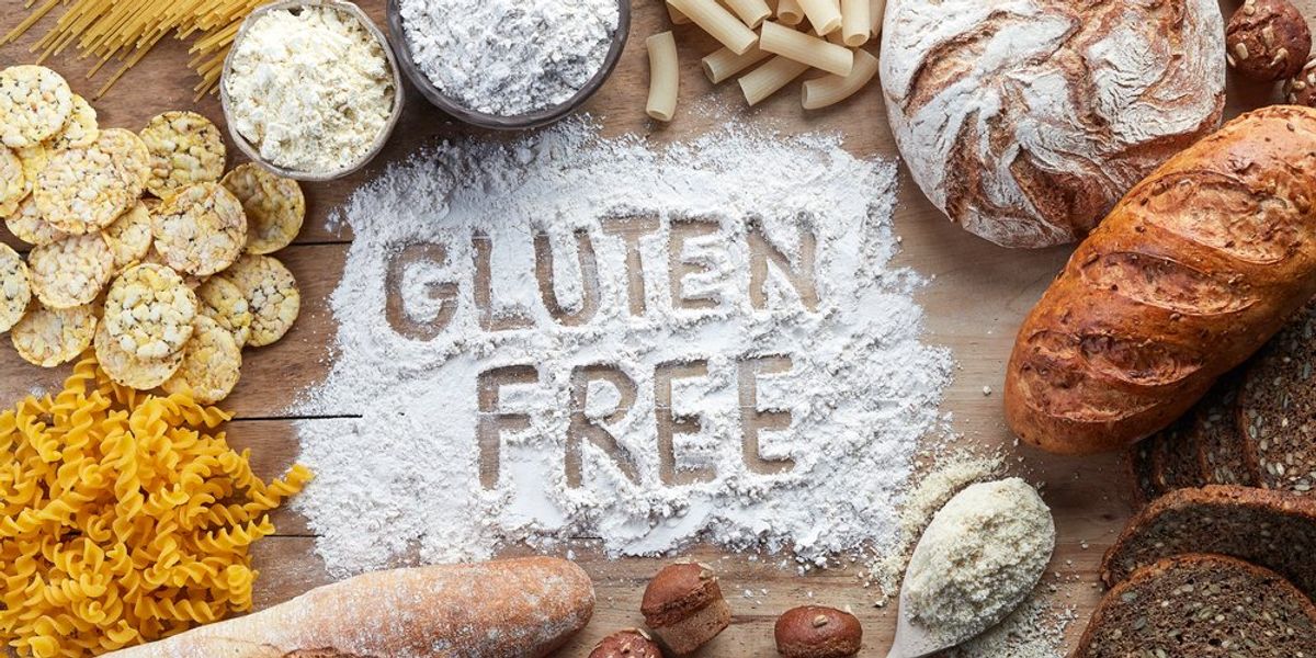 Gluténmentes ételek, középen gluten free szó a lisztbe írva