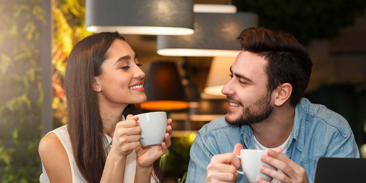 egy nő és egy férfi randizik egy kávézóban