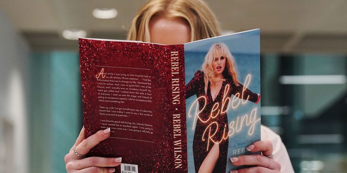 Rebel Wilson Rebel Rising című könyvét tartó nő