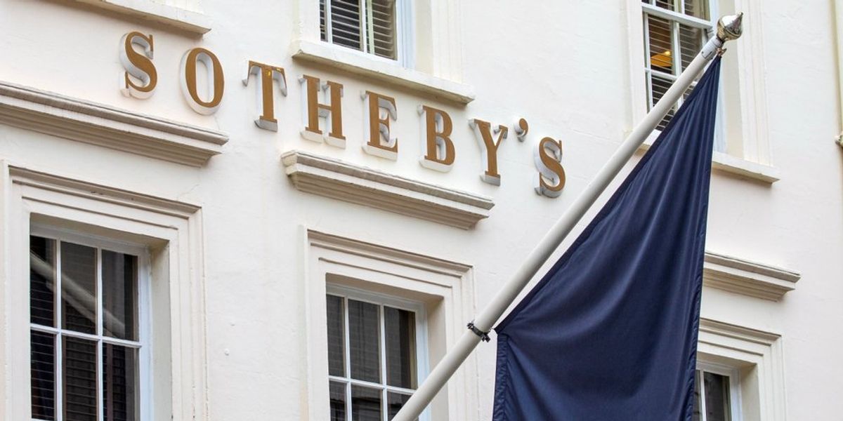 A Sotheby's aukciósház külseje a londoni Mayfairben, a New Bond Streeten