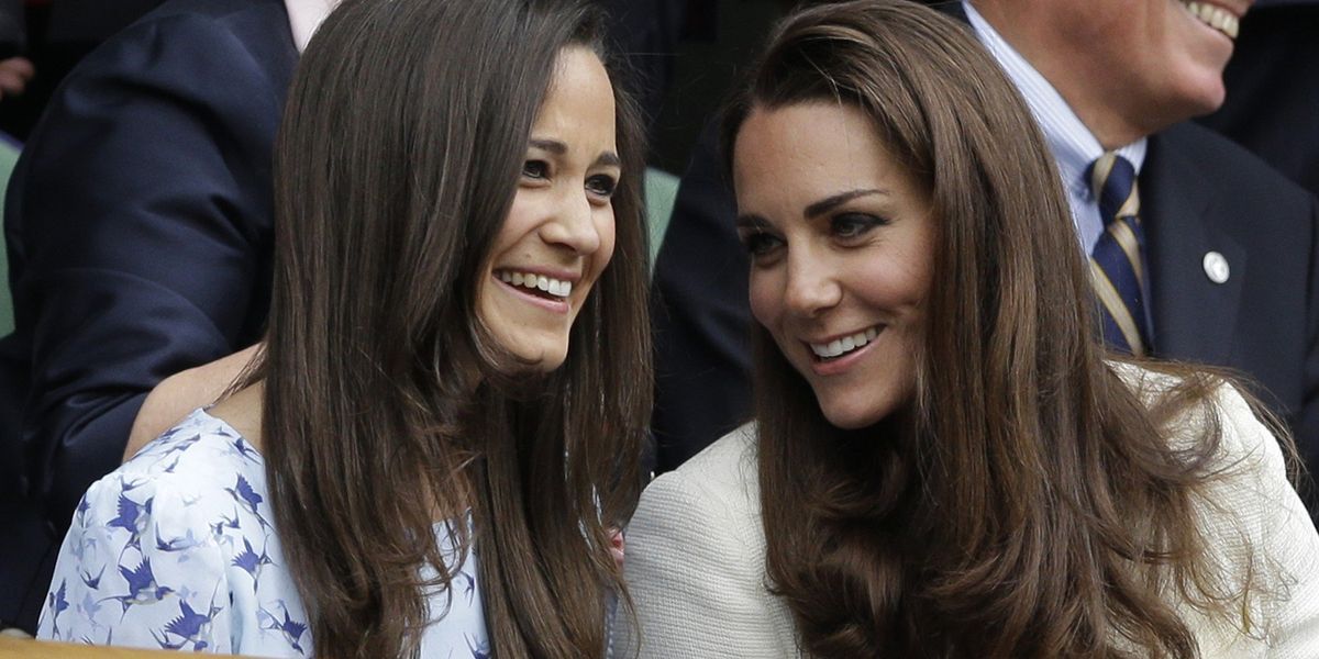 Pippa Middleton és Katalin walesi hercegné (akkor még Kate Middleton) a férfi teniszezők döntőjén az All England Lawn Tennis Championships versenyen az angliai Wimbledonban 2012. július 8-án