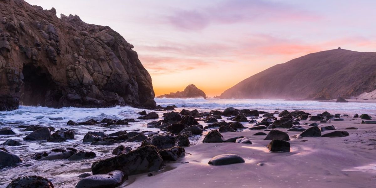 Naplemente a Julia Pfeiffer Beach-en a kaliforniai Julia Pfeiffer Burns State Parkban