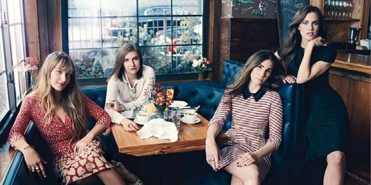 Lena Dunham, Allison Williams, Jemima Kirke és Zosia Mamet a Csajok című sorozat egyik plakátján