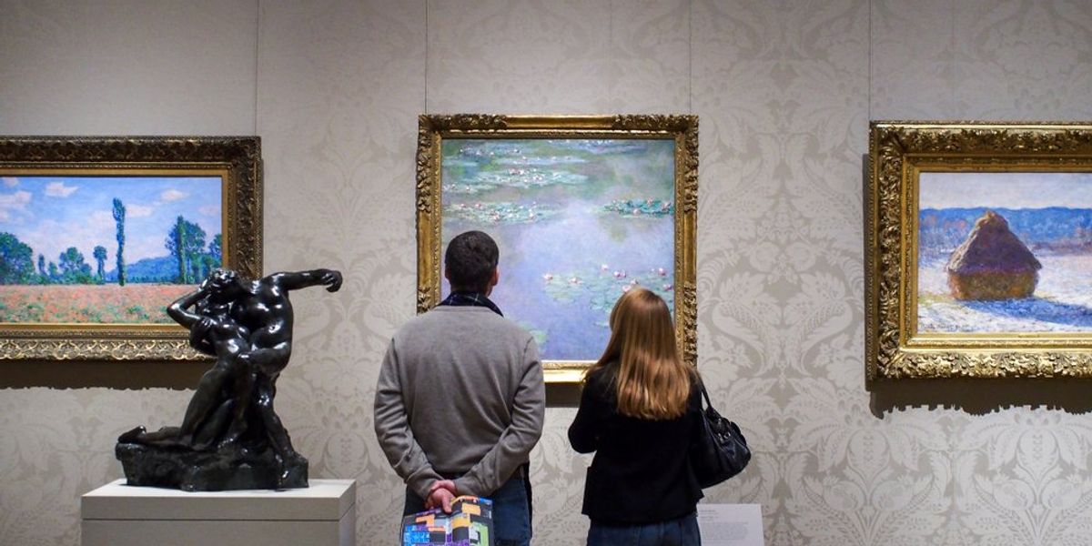 Claude Monet műveit nézegető látogatók a bostoni Museum of Fine Arts-ban, Amerikai Egyesült Államok