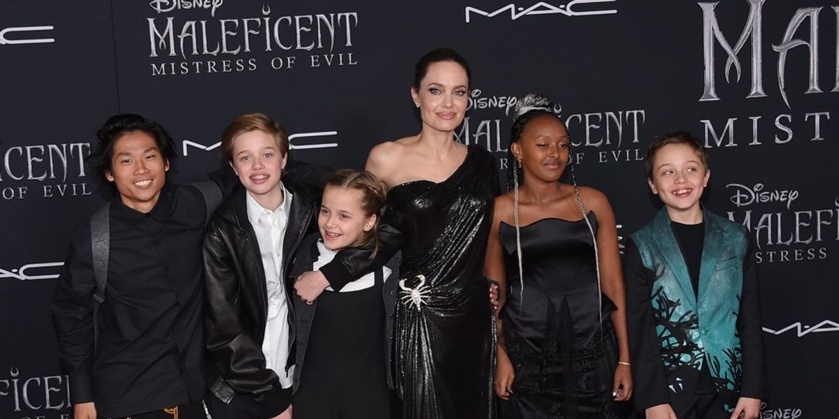Angelina Jolie és gyerekei, balról a második Shiloh pitt