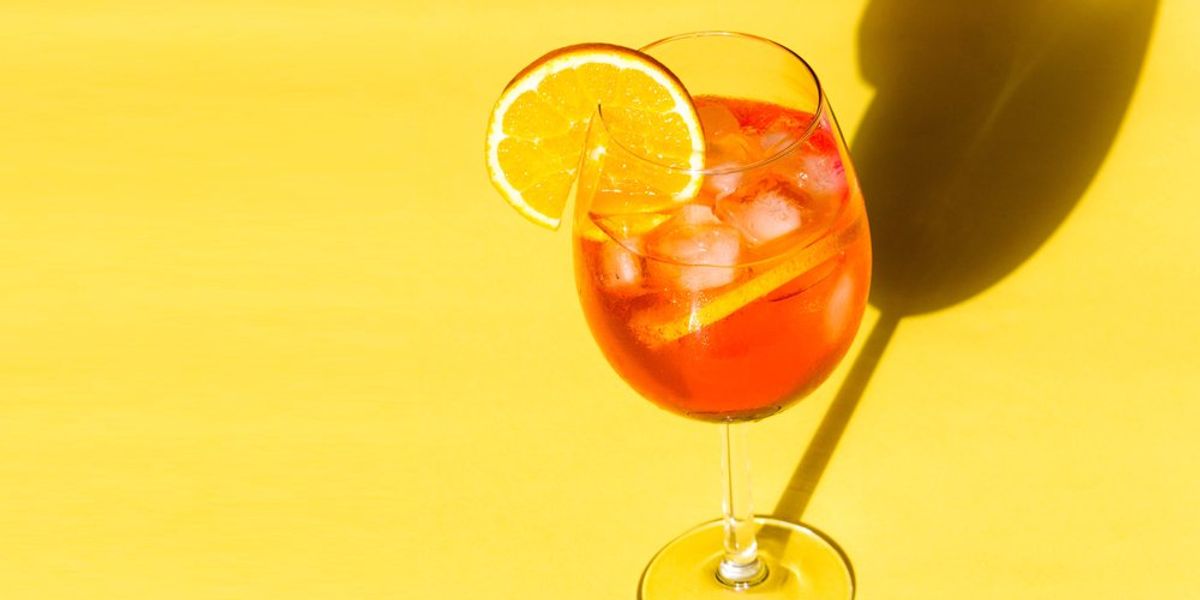 Aperol Spritz koktél sárga háttéren