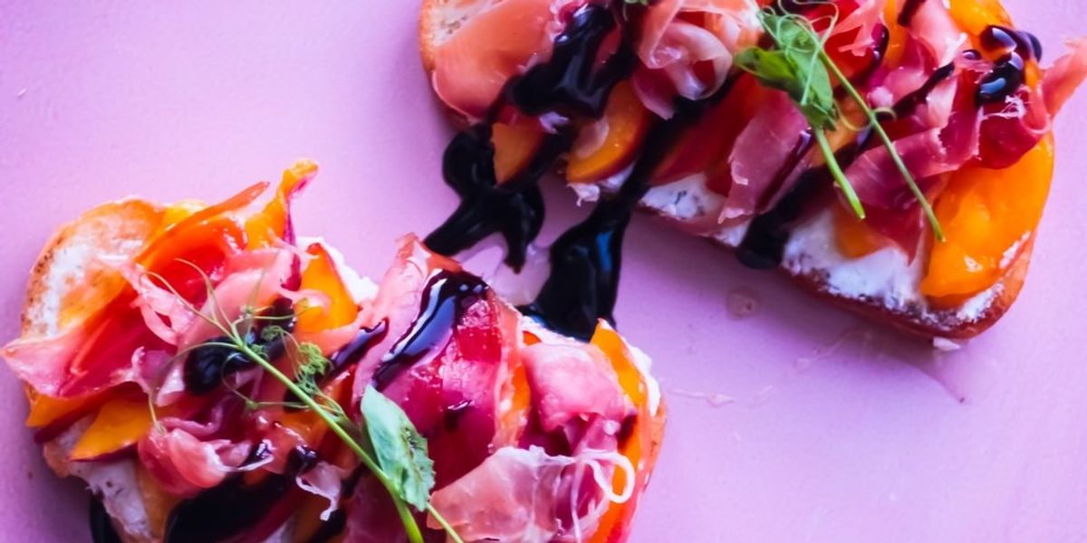 Bruschetta sonkás őszibarackkal és balzsamecettel