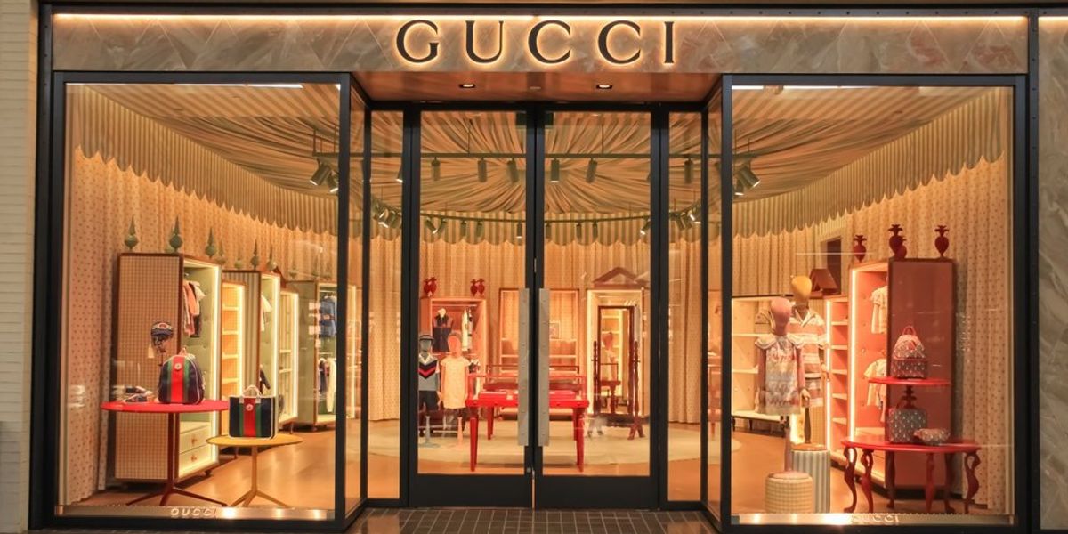 Gucci üzlet kirakata a dallasi Northpark bevásárlóközpontban az Egyesült Államokban