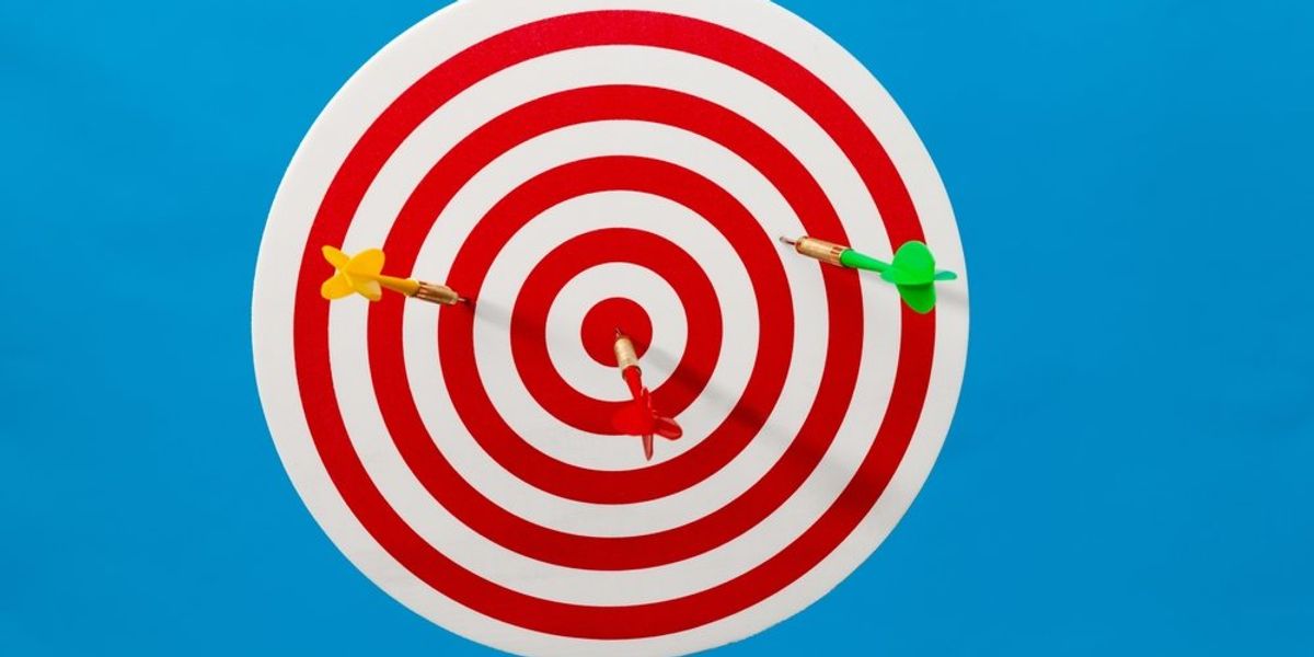 Célpont darts nyilakkal kék háttéren