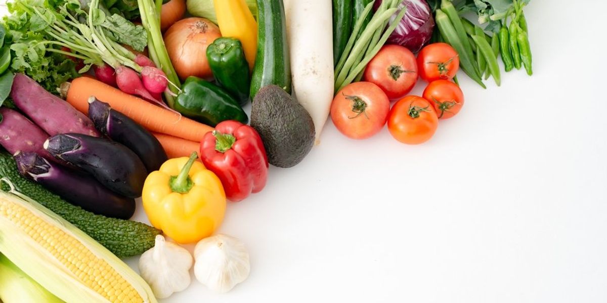Zöldségek és gyümölcsök fehér háttéren