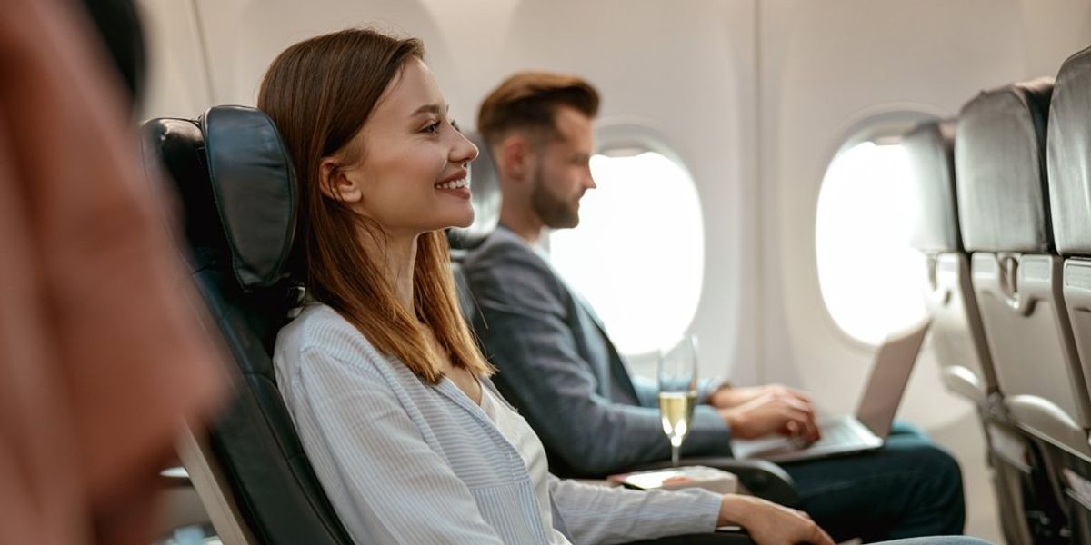 Repülőgép utasterében ülő nő