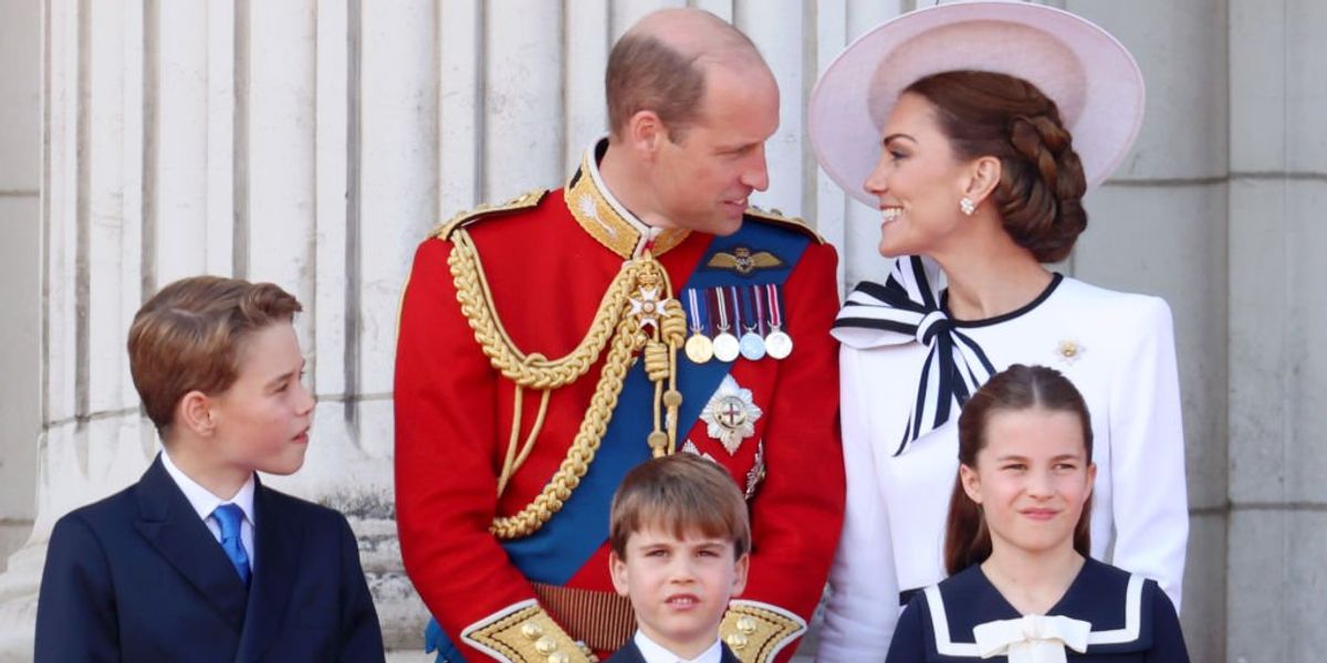 György walesi herceg, Vilmos walesi herceg, Lajos walesi herceg, Sarolta walesi hercegnő és Katalin walesi hercegné a londoni Buckingham-palota erkélyén 2024. június 15-én