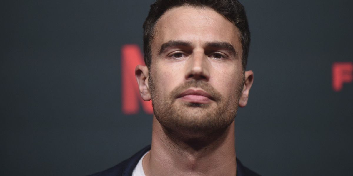 Theo James Dolce & Gabbana reklámja felzaklatta a rajongókat IN