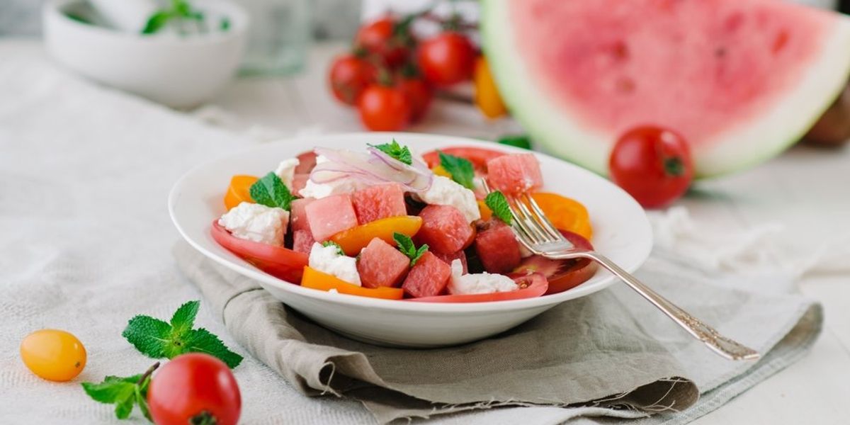 Friss saláta görögdinnyével, paradicsommal, feta sajttal és mentalevéllel