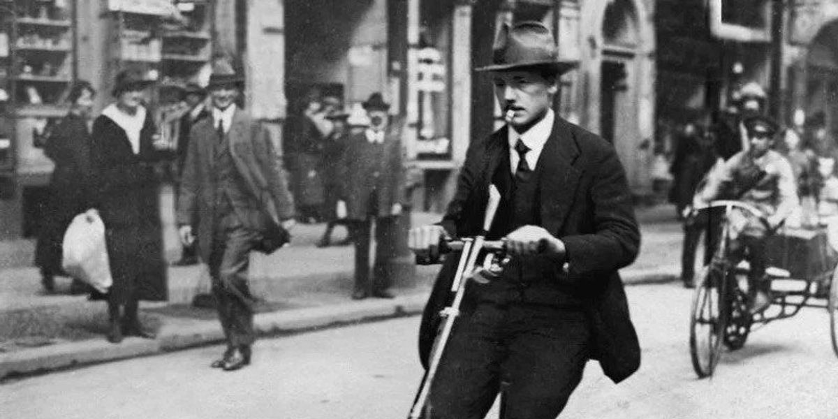 Fiatal férfi elektromos rolleren ül