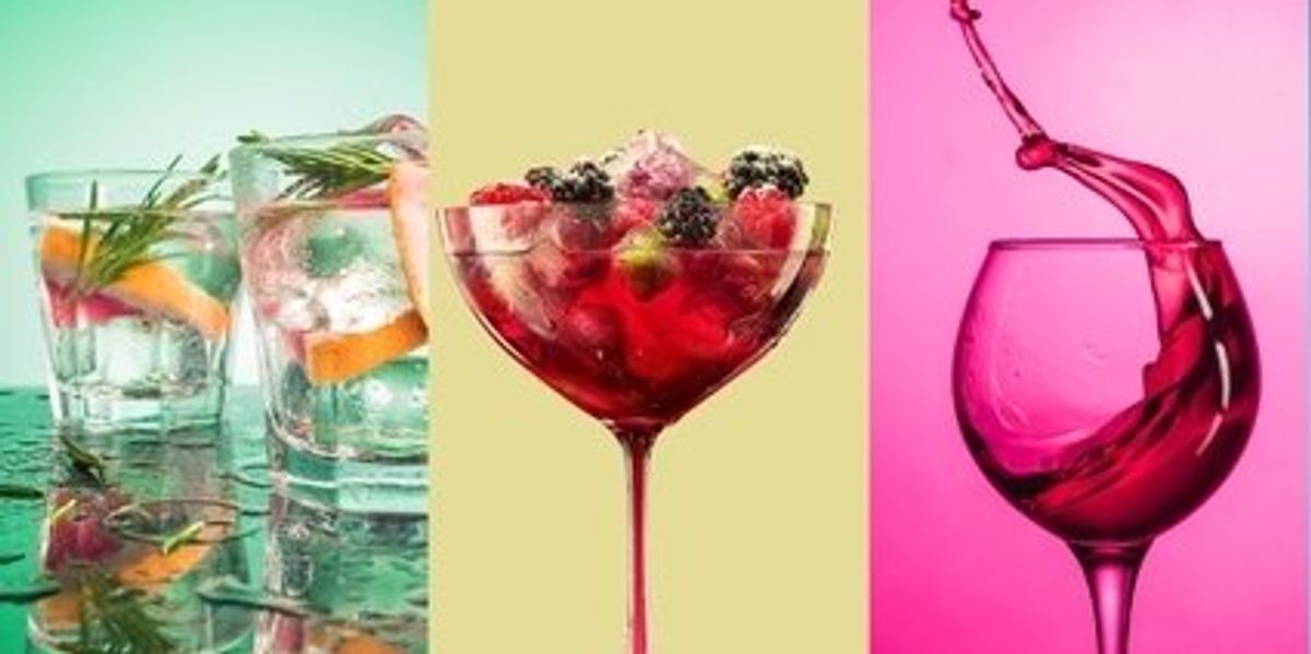 Különböző típusú alkoholos italok többszínű háttereken