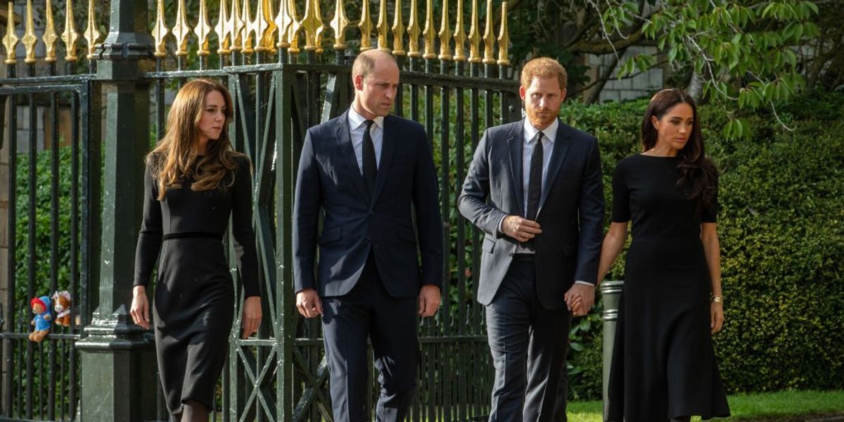 Vilmos walesi herceg, Katalin walesi hercegné, Harry sussexi herceg és Meghan sussexi hercegné II. Erzsébet királynő temetésére érkezik az angliai windsori kastély előtt 2022. szeptember 10-én