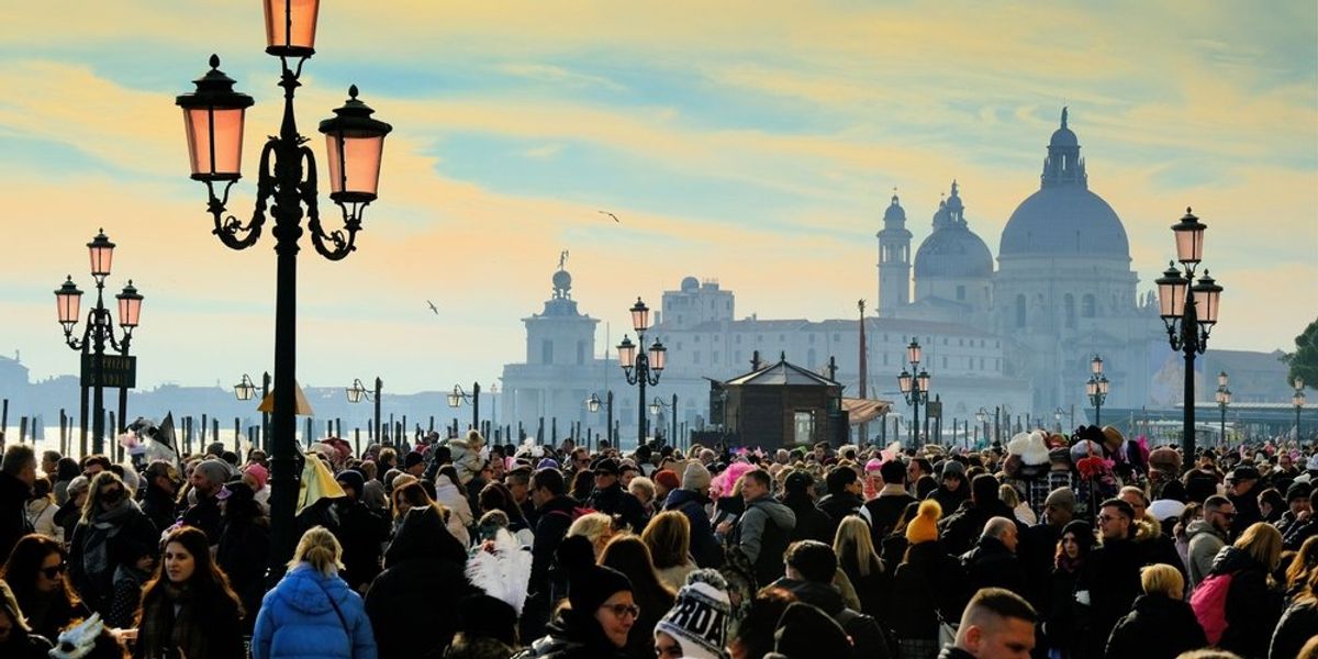 Turisták tömege Velencében