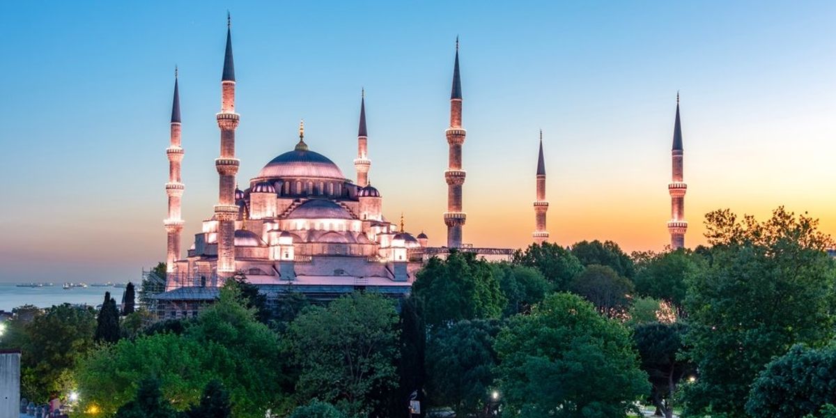 Ahmed szultán mecsetje Isztambul központjában naplementekor, Törökország