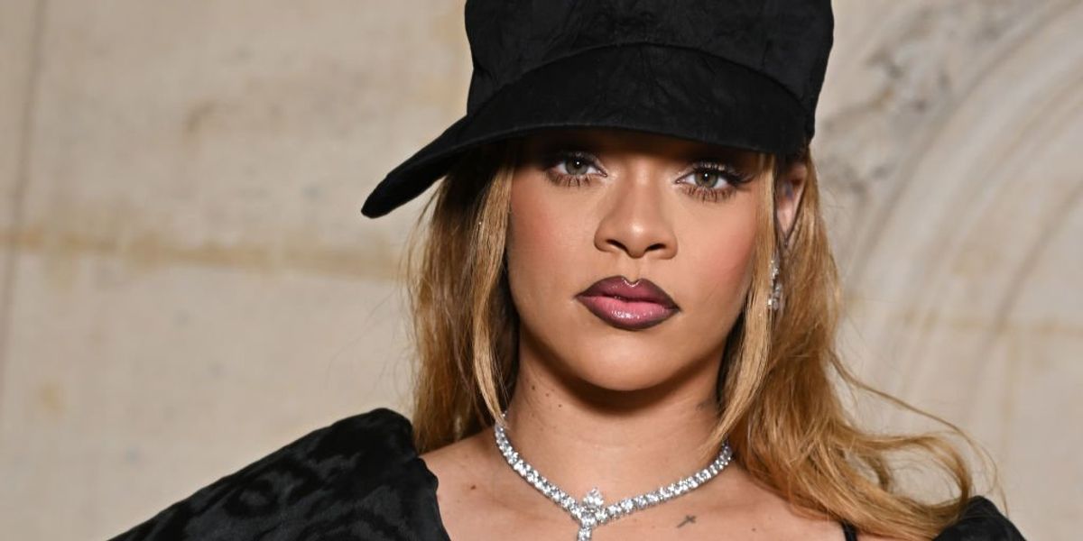 Rihanna a Christian Dior Haute Couture 2024-es tavaszi/nyári bemutatóján a Párizsi Divathét keretében 2024. január 22-én