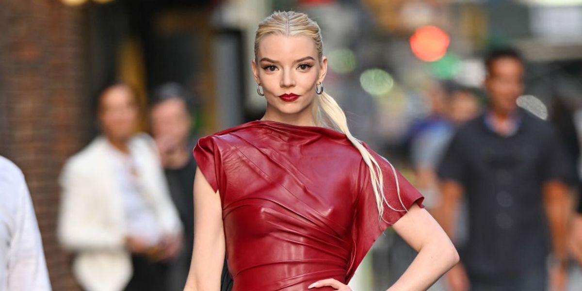 Anya Taylor-Joy távozik a Late Show With Stephen Colbert című műsorból 2024. május 22-én New Yorkban